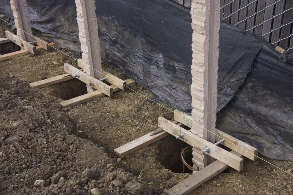направа на дупки за фундамент за ограда