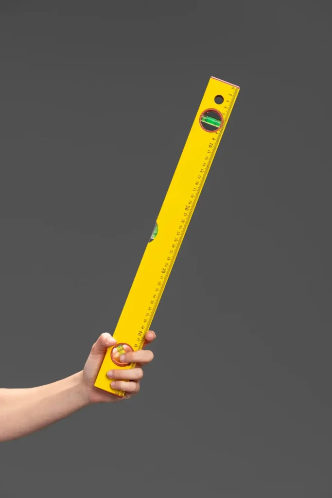 нивелир в ръка